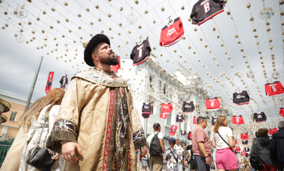 Хоккейные свитера Александра Овечкина вывесили рядом с Кремлем. Фото: Николай Оберемченко, Комсомольская правда 