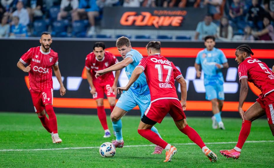 Форвард «Зенита» Александр Соболев таранит оборону «Сьона». Фото: ФК «Зенит»