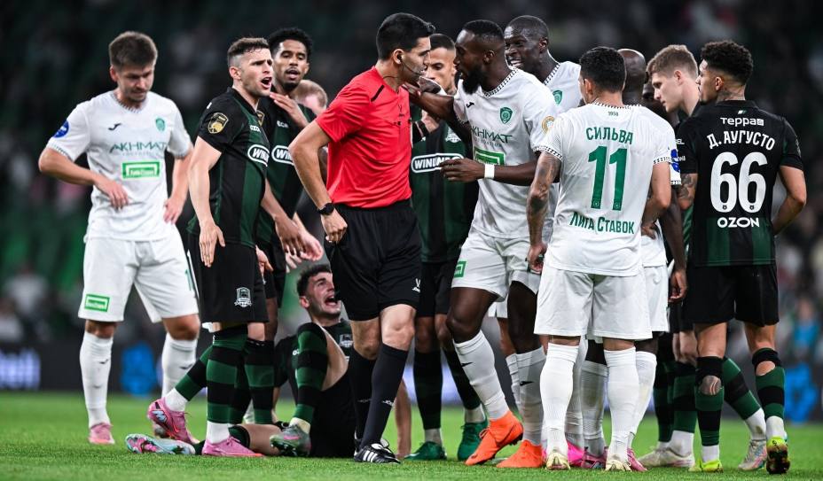 Защитник «Ахмата» Усман Ндонг и капитан «Краснодара» Эдуард Сперцян подрались прямо на поле во время матча 11-го тура РПЛ. Фото: Соцсети ФК  «Краснодар» 