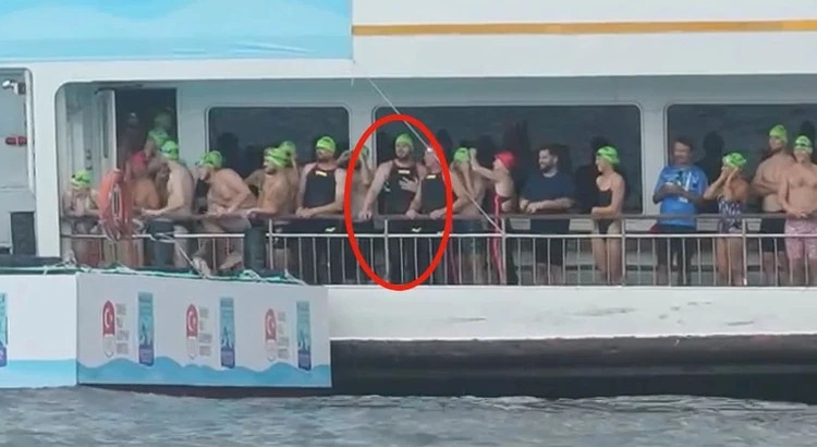 Николай Свечников на пароме, с которого стартовали участники заплыва через Босфор. Фото: скриншот с видео