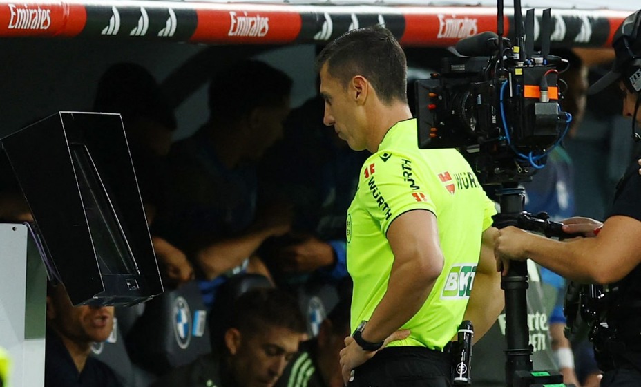 «Реал» М — «Барселона»: VAR отменил гол Килиана Мбаппе на 12-й минуте, фото Рейтерс