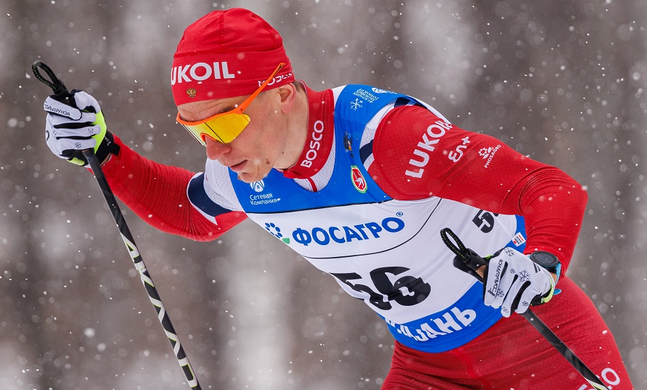 Большунов не смог выйти в финал спринта на этапе КР и толкнул Бакурова. Фото: Global Look Press