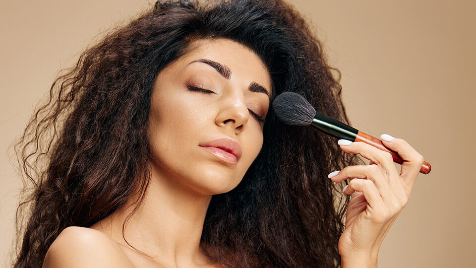 10 лучших бронзеров для лица в 2025 году