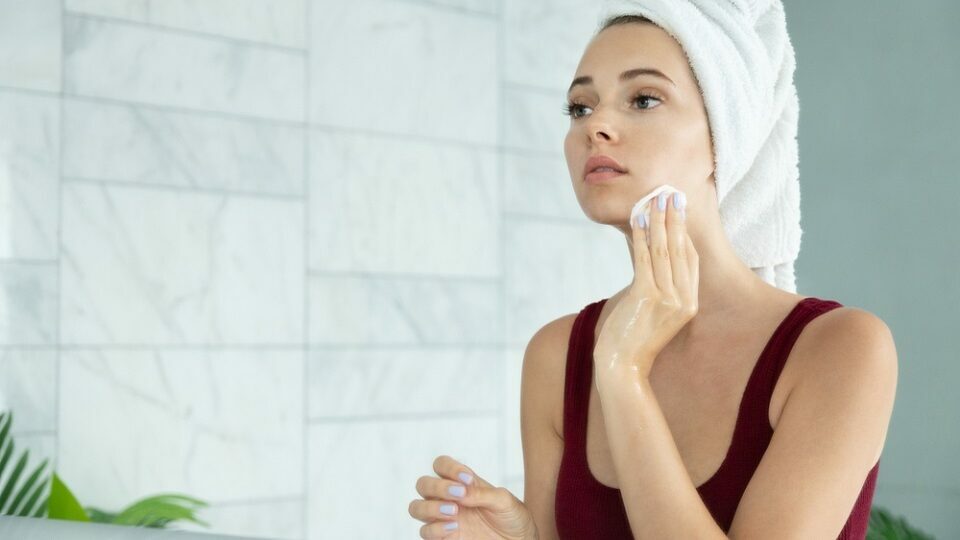 10 лучших очищающих тоников для лица 2025 года