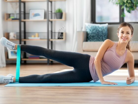 Лучшие упражнения с фитнес-резинкой