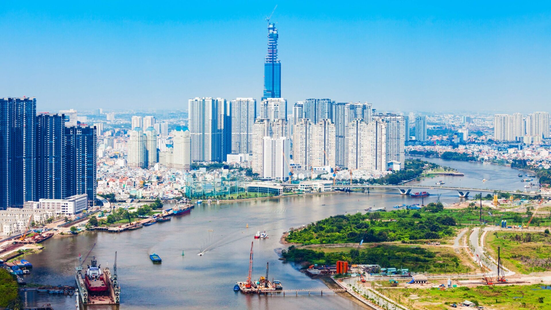 Панорама Хошимина с площадки Saigon Skydeck.