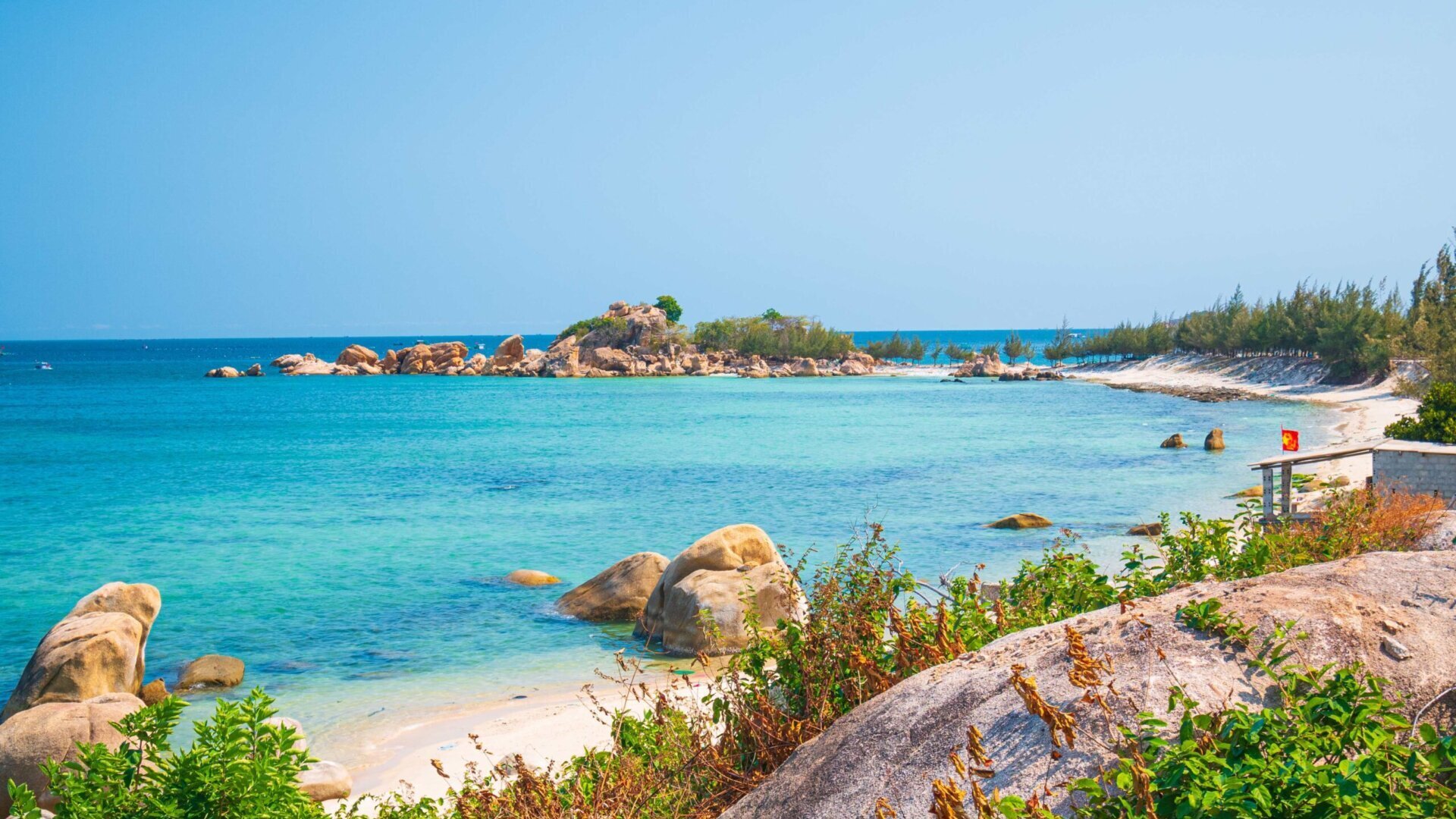 Безлюдный пляж в бухте Камрань.