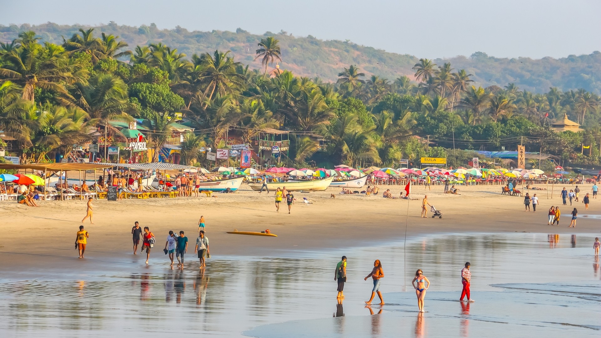 Люди на пляже Арамболь.