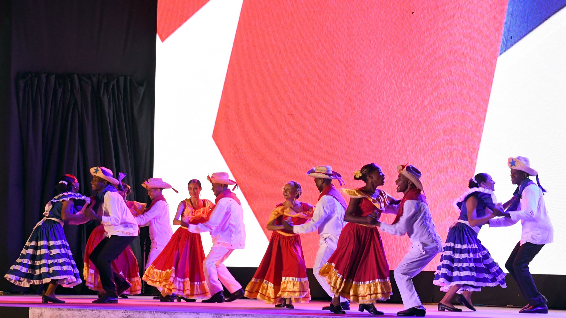 Танцоры выступают празднике, посвященному национальному восстанию.