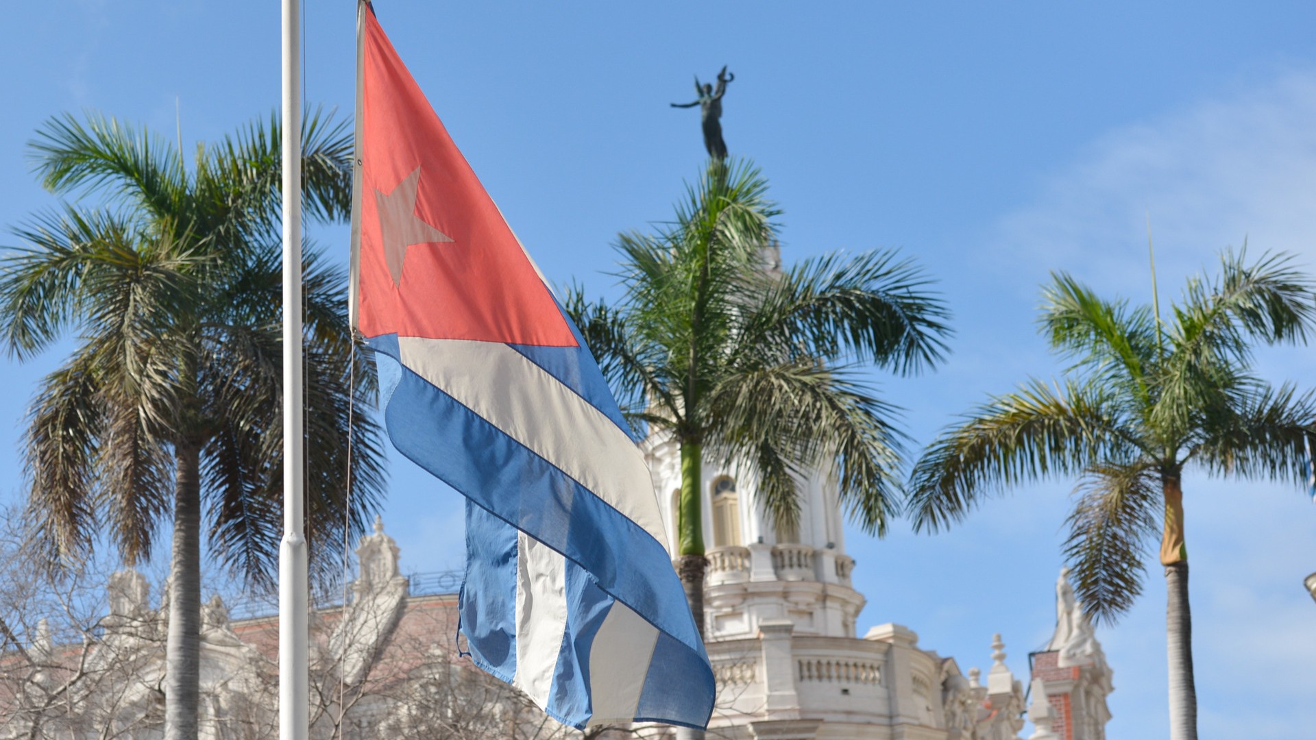 Кубинский национальный флаг в центре Гаваны.