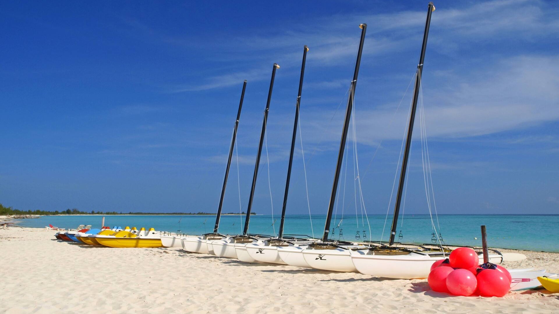 Лодки на курорте Кайо-Ларго, Куба.