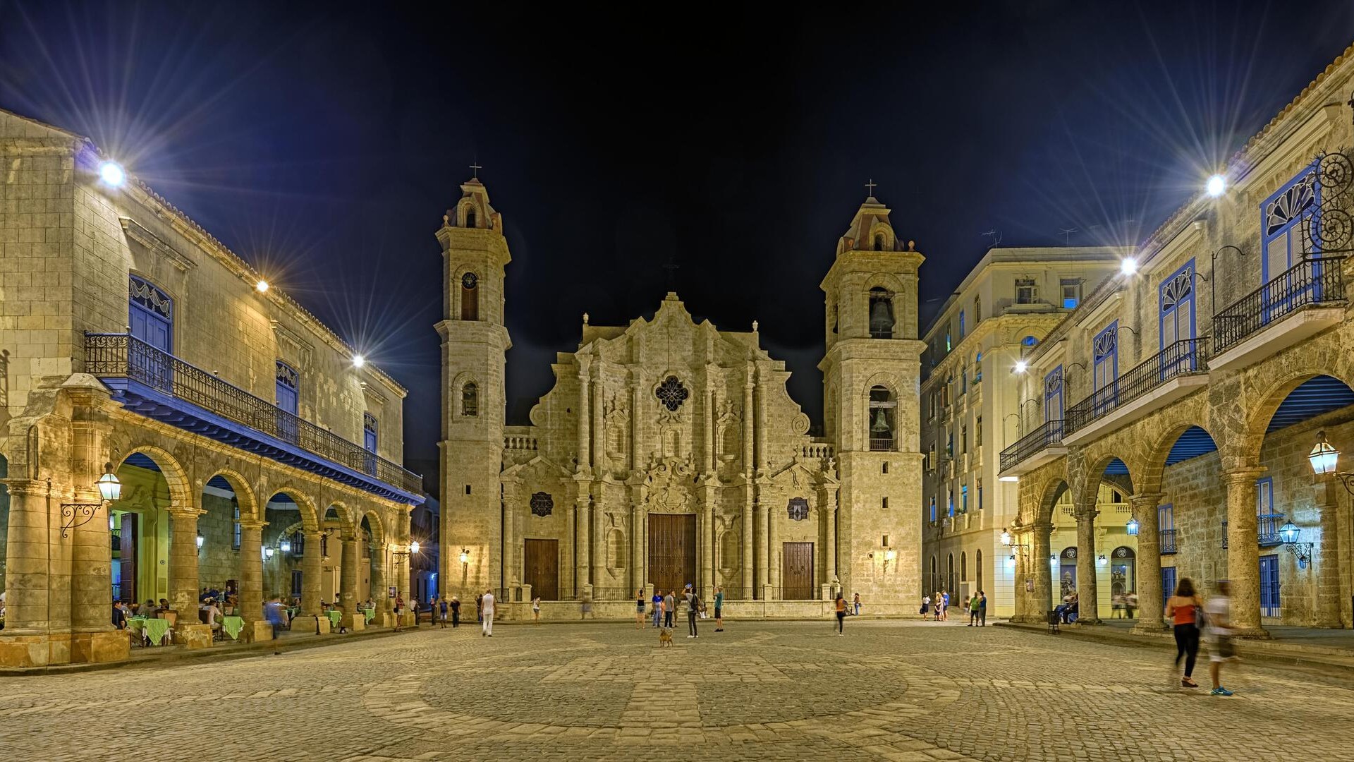 Кафедральная площадь ночью, Гавана, Куба.