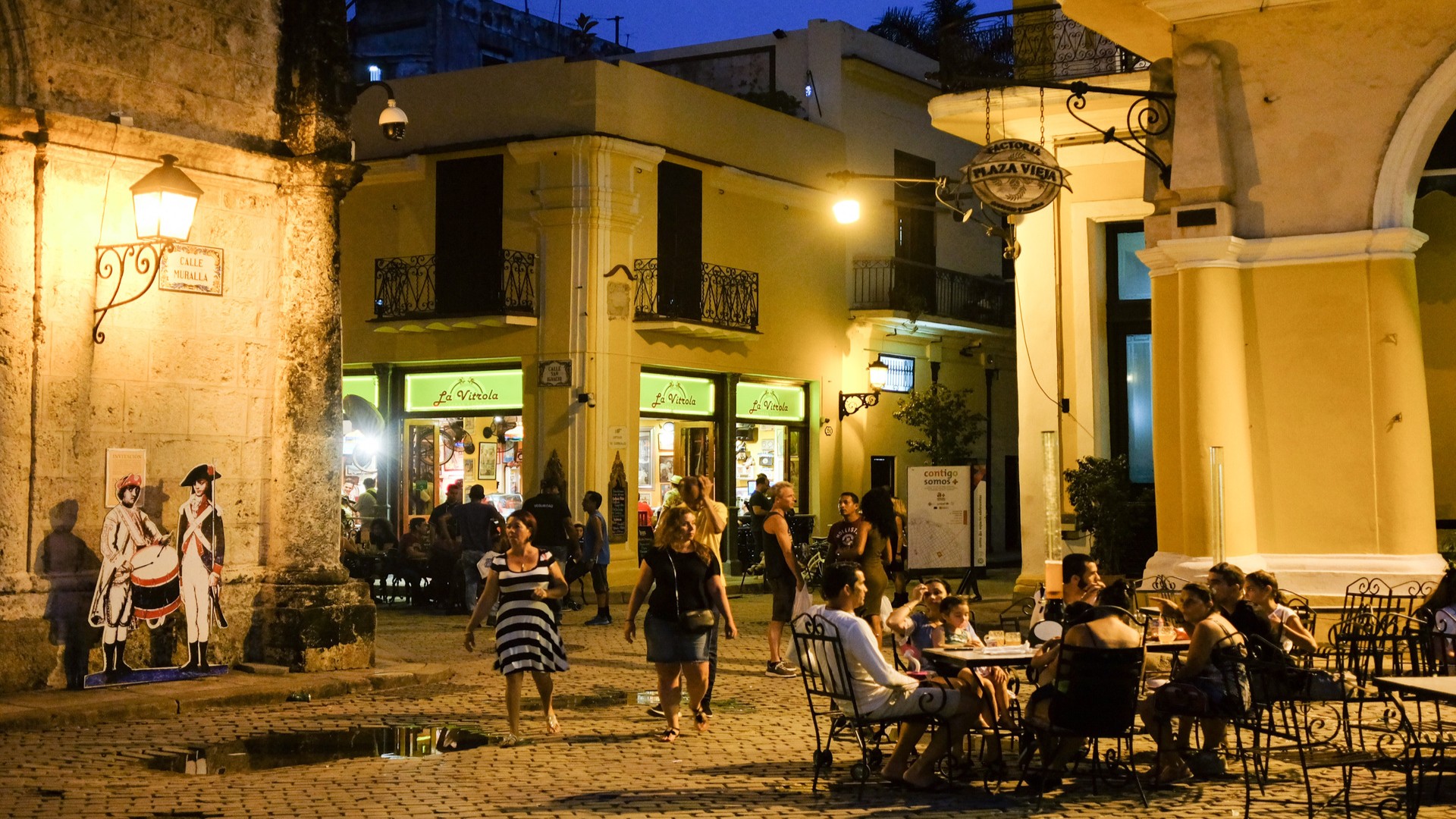 Гости сидят на террасе ресторана La Vitrola на площади Пласа Вьеха, Гавана.