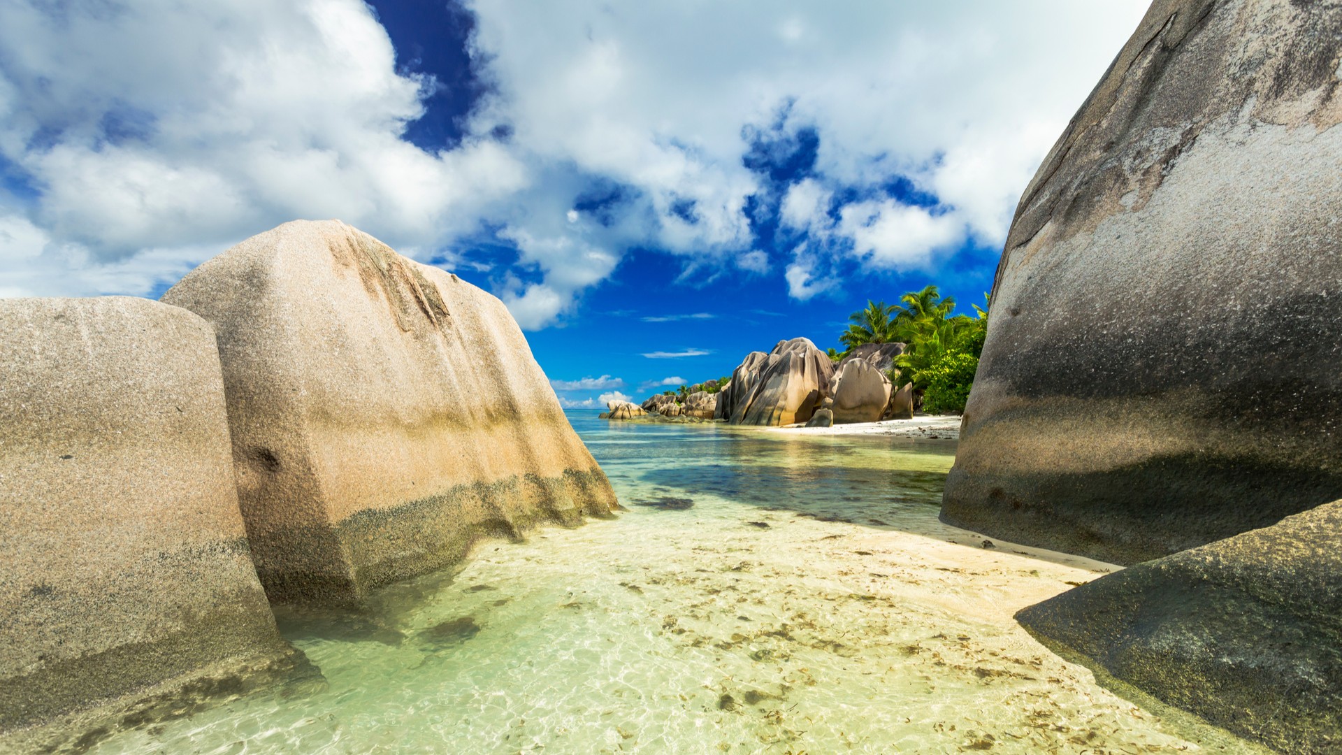 Гранитные скалы на пляже Анс-Сурс-д’Аржан, остров Ла-Диг.