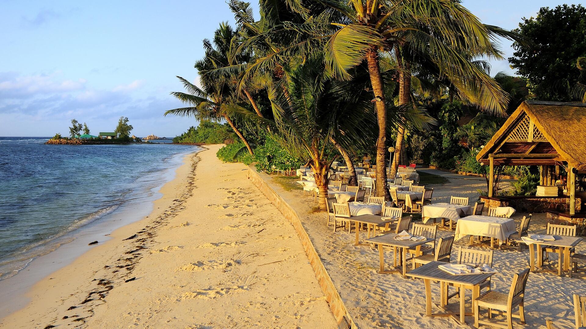 Бар на пляже на закате, остров Ла-Диг, Сейшелы.