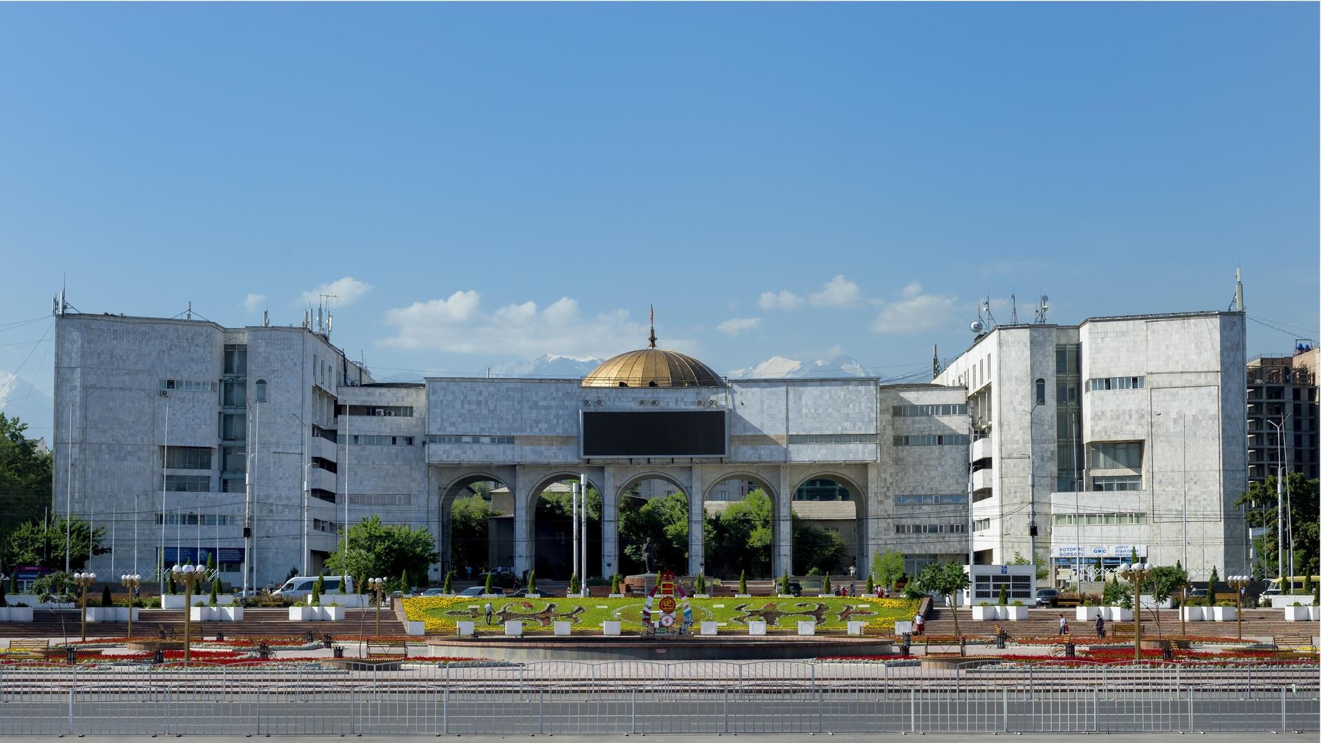 Площадь Ала-Тоо в Бишкеке, Киргизия.