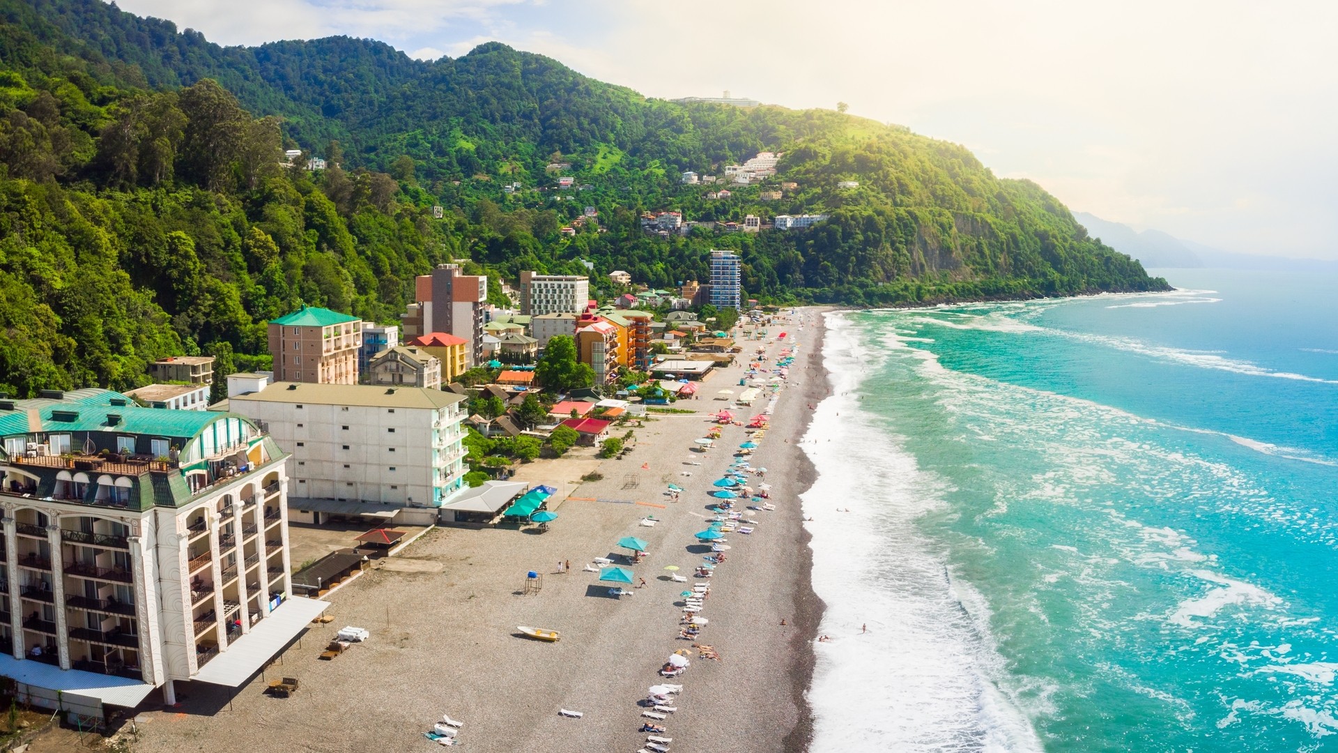 Грузинский пляж на Черном море в Сарпи.