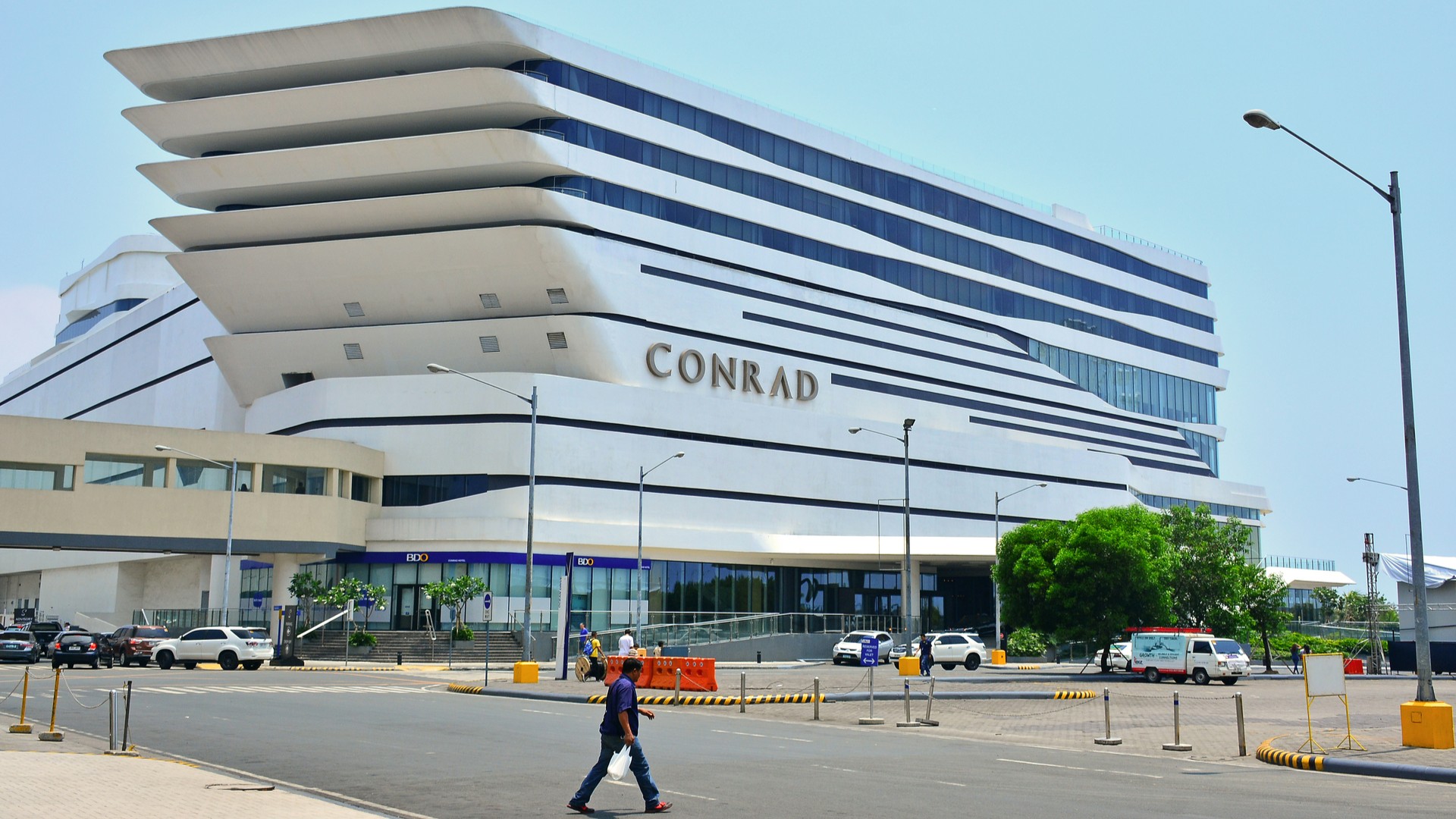 Фасад отеля Conrad Manila, Филиппины.