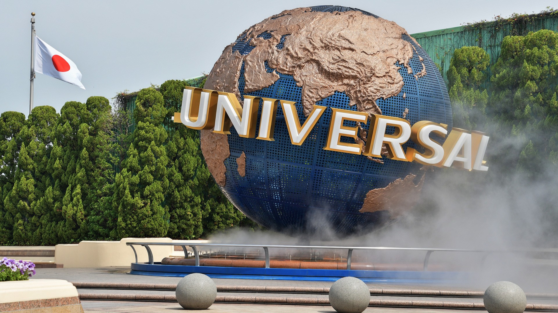 Знаменитый вращающийся глобус в парке Universal Studios Japan в Осаке.