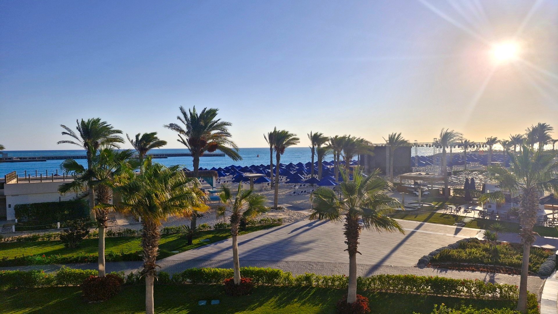 Территория пятизвездочного отеля Rixos Premium Alamein в Эль-Аламейне.